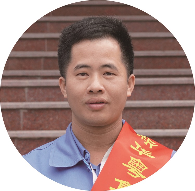 黄永富_荣获2021年度棋牌平台/注册/登陆/官网/首页集团劳动模范.jpg